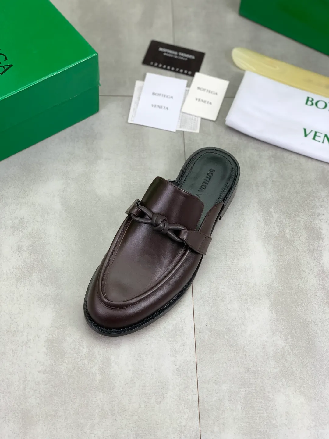 Men's shoes 💰P800 [New model] (genuine leather outsole) water-dyed cow lining 💰High-quality business couple half-slip leather shoes 💎💎💎 BOTTEGA VENETA official website synchronizes the latest top version of BV in the market, accepts material comparison, shoe type comparison, process comparison, practical and textured, versatile and suitable for any occasion, the more you look at it, the more flavorful it becomes. Purely hand-knitted craftsmanship - Upper material, calfskin imported from Italy 🇮🇹 - High-quality water-dyed cowhide lining - Original private model customized leather outsole -Size: Female 35-39 (40 ordered) Male 39-44 (38 45 can be customized) Color: Multiple colors available